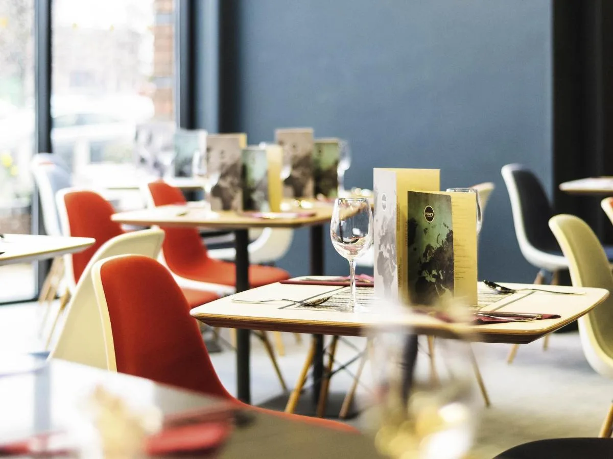 A row of tables with wine glasses in the restaurant at ibis Liverpool Centre Albert Dock – Liverpool One
